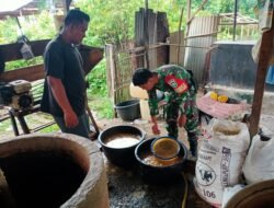 Babinsa Koramil 07/ Johan Pahlawan Sambangi Pembuat Tahu di Desa Suak Nie