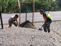 Babinsa Koramil 08/Arongan Lambalek Bantu Warga Ayak Pasir untuk Bahan Pembangunan Rumah