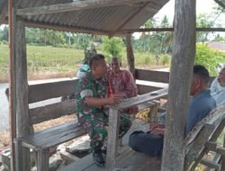Babinsa Koramil 09/Samatiga Serda Heru Santoso Tingkatkan Komsos dengan Warga Desa Leubok untuk Jaga Keamanan dan Kesejahteraan