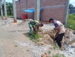 Babinsa Koramil 0105-10/Woyla Barat Serka Rahman Rambe Bantu Pengecoran Pondasi Rumah Warga di Desa Ulee Pasi Ara