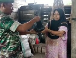 Wujud Kepedulian Di Jumat Berkah, Babinsa Koramil 1509-03/Saketa Sambangi Warga Dan Berikan Bantuan Sembako