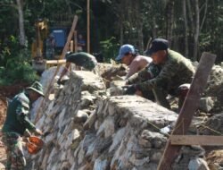 Warga Desa Gunung Melati Bergotong Royong dengan Satgas TMMD untuk Pemasangan Box Culvert