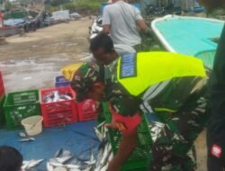 Babinsa Setia Bakti Dampingi Nelayan Bongkar Muat Ikan Sembari Tekankan Keselamatan di Laut