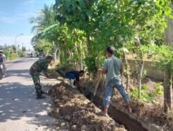Babinsa Koramil 07/ Johan Pahlawan Ajak Warga Gotong Royong Membersihkan Saluran Air