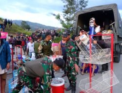 Satgas Yonif 614/RJP Sigap Bantu Evakuasi Korban Kebakaran di Lanny Jaya