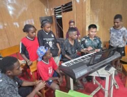 Satgas Yonif 614/RJP Ajarkan Musik kepada Anak-Anak di Karubaga