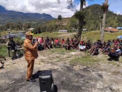 Kopasgat Amankan Kunjungan Kadis Sosial Puncak dan Distribusi Bantuan di Sinak