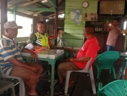 Babinsa Serka Dedi H Sambangi Warga di Warkop saat Idul Adha