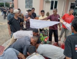 Babinsa Koramil 02/Woyla, Bantu Warga Pemotongan Hewan Kurban Di Wilayah Binaan Pada Saat Moment Lebaran H2 Idul Adha