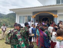 Satgas Yonif 614/RJP Berbagi Kasih dengan Jemaat Gereja Wiyawere di Kampung Ekanom