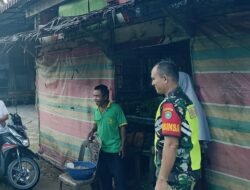 Babinsa Koramil 08/Arongan Lambalek Ajak Warga Jaga Kebersihan Lingkungan