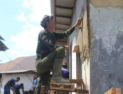 Babinsa Berbakat: Serda Muhammad Fadliansyah Tunjukkan Keahlian dalam Pertukangan”
