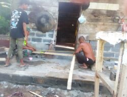 Babinsa Koramil 03/Setia Bakti Wujudkan Semangat Gotong Royong, Bantu Warga Bangun Dapur di Desa Lokglumpang