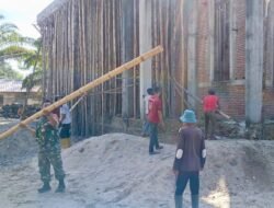 Wujudkan Kemanunggalan TNI-Rakyat, Babinsa Koramil 05/Panga dan Warga Gotong Royong Bersihkan Masjid Jelang Idul Adha