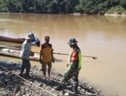 Waspada Banjir Babinsa Koramil 01/Sungaimas Laksanakan Giat Pengecekan Debit Air Sungai di Desa Binaan