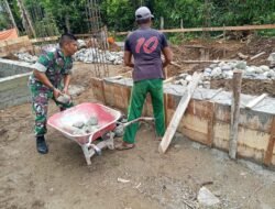 Babinsa Koramil 09/Samatiga Serka Sulaiman Azhari Bantu Warga Pengecoran Pondasi Rumah di Desa Reusak