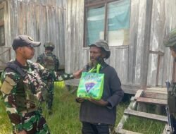 Satgas Yonif 614/RJP Bagikan Sembako kepada Warga Kampung Numbokawi