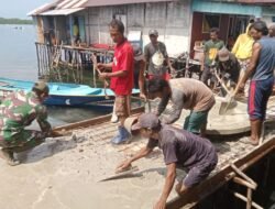 Di Atas Lautan, Babinsa Koramil 1509-05/Kayoa dan Warga Bajo Bahu Membahu Membangun Jalan Setapak Penghubung ke Rumah Rumah