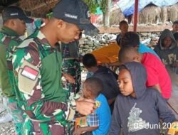 Satgas Yonif 614/RJP Gelar Kegiatan Belajar Mengajar dan Pembagian Alat Sekolah di Pos Kanggime