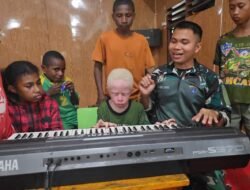 Satgas Yonif 614/RJP Ajarkan Anak-anak Karubaga Bermain Musik
