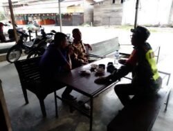 Dalam Rangka Mewujudkan Kemanunggalan TNI dengan Rakyat Babinsa Melaksanakan Komunikasi Sosial (Komsos) dengan Masyarakat