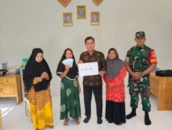 Babinsa Dampingi Penyaluran BLT Tahap II di Desa Sungai Awang