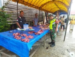 Babinsa Koramil Teunom Monitor Stabilitas Harga Daging saat Hari Meugang di Teunom