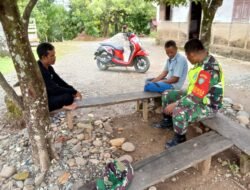 Momen Suasana Hari Raya Idul Adha Babinsa Koramil 01/Sungaimas Komsos dengan Warga Desa