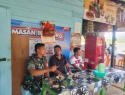 Babinsa Koramil Jaya Imbau Masyarakat Desa Sapek Utamakan Keselamatan Berkendara di Tengah Komsos