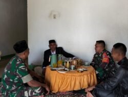 Momen Suasana Hari Raya Idul Adha Babinsa Koramil 01/Sungaimas komsos dengan warga desa