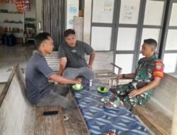 Babinsa Koramil Teunom Ingatkan Masyarakat Desa Rambong Payong Utamakan Keselamatan Perjalanan saat Komsos