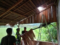 Babinsa Koramil 01/Jaya Tunjukkan Kepedulian, Bantu Warga Perbaiki Atap Pondok Rusak Akibat Angin dan Hujan