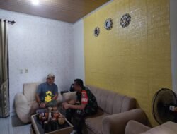 Babinsa Koramil 08/Arongan Lambalek Laksanakan Komsos dengan Warga Desa Ujung Beusa