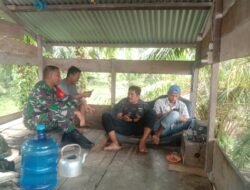 Babinsa Teunom Jalin Komunikasi Sosial: Serka Muhammad Daud Diskusi Harga Sawit dengan Petani Lokal
