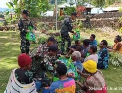 Satgas Yonif 614/RJP Berbagi Sembako kepada Masyarakat Desa Kanggimaluk