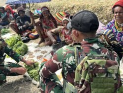Satgas Yonif 614/RJP Berbagi Kasih dengan Memborong Hasil Bumi di Tolikara