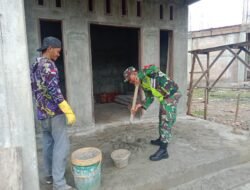 Dengan Semangat dan Rasa Kepedulian yang Tinggi Babinsa Koramil 01/Sungaimas Bantu Warga Desa Binaan