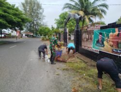 Babinsa Koramil 07/ Johan Pahlawan Ajak Warga Desa Kuta Padang Bersihkan Lingkungan dan Selokan