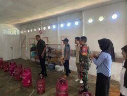 Babinsa Koramil 1203-13/MHS Dampingi Penyaluran Makanan Bergizi Gratis di Ketapang