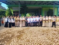 Dukung Gizi Pelajar: Babinsa Pantau Distribusi Makanan Bergizi di SMAN 1 Jaya