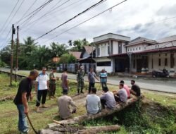 Babinsa Koramil 09/Samatiga Bersama Warga Desa Ujung Nga Laksanakan Gotong Royong Pembersihan Jalan