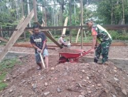 Koptu Andri Suharsono Babinsa Koramil 01/Sungaimas Bantu Warga Desa Binaan