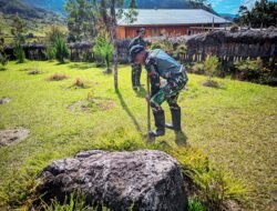 Satgas Yonif 614/RJP Laksanakan Karya Bakti Pembersihan di Lingkungan Gereja Bahtera Lowanom