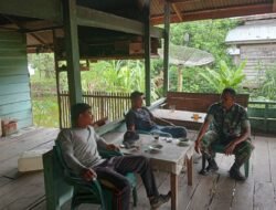 Perkuat Kebersamaan, Babinsa Sampoiniet Ajak Warga Ie Jeureungeh Jaga Kebersihan dan Keamanan Lingkungan