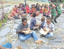 Satgas Yonif 614/RJP Berbagi Kasih dengan Jemaat Gereja Imanuel Kanggime