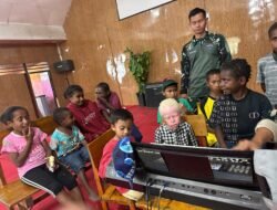 Satgas Yonif 614/RJP Ajarkan Anak-Anak Bermain Musik Keyboard di Karubaga