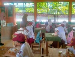 Babinsa Koramil Bungur Dampingi Penyaluran Ribuan Makan Bergizi