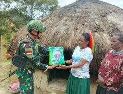Satgas Yonif 614/RJP Bagikan Sembako ke Masyarakat Kampung Popome