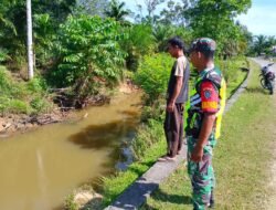 Babinsa Cek Aliran Sungai untuk Antisipasi Banjir Musim Hujan