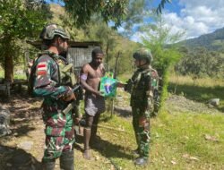 Satgas Yonif 614/RJP Berikan Bantuan Sembako kepada Ondoafi dan Warga Kampung Lowanom